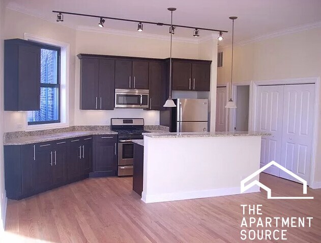 Primary Photo - 851 N LaSalle Dr