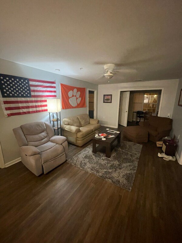 Foto del edificio - 121 University Village Dr