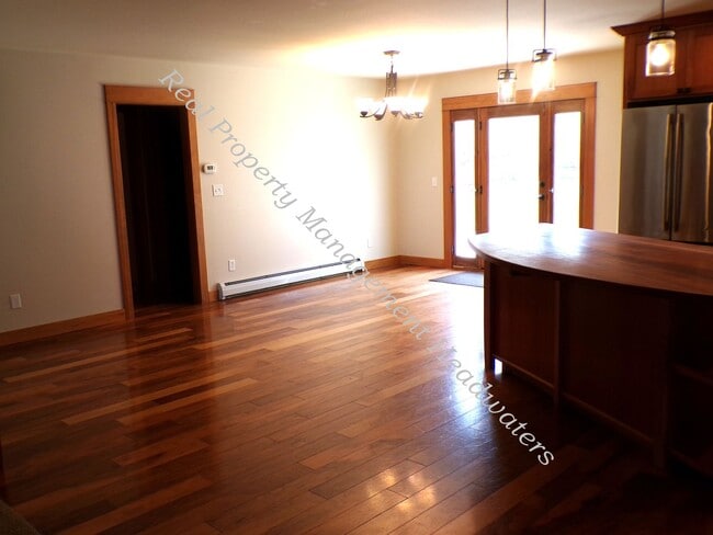 Building Photo - 5 Bedroom 2-1/2 Bath House for Rent