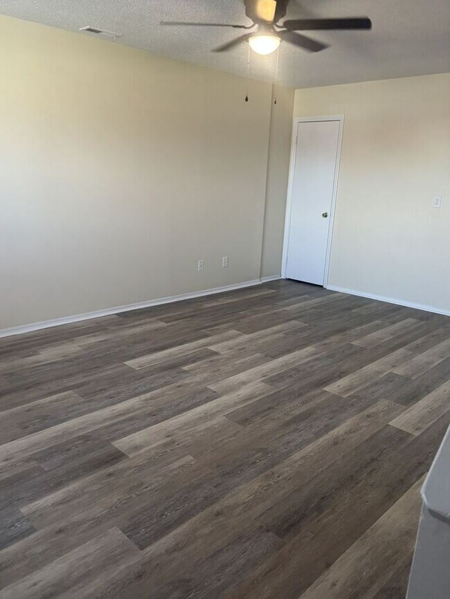 Foto del edificio - 2823 Breezewood Ave