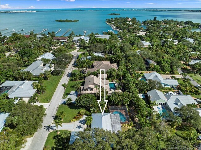 Building Photo - 7 Riverview Dr