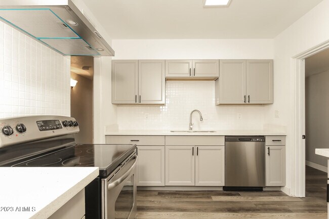Building Photo - 310 4th Ave W