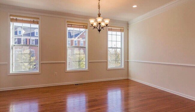 Foto del edificio - Stunning 3 Level, 3 Bed 3.5 Bath Townhome ...