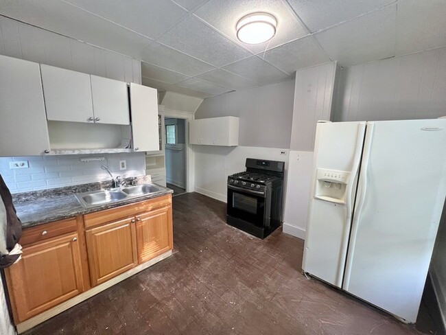 Building Photo - Large Remodeled 3 bed 1.5 Bath Home with O...