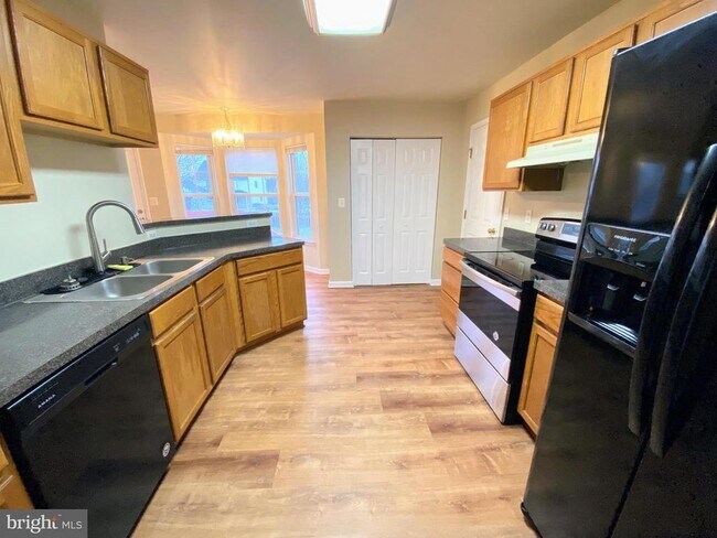 Foto del edificio - 6002 Bush Ct