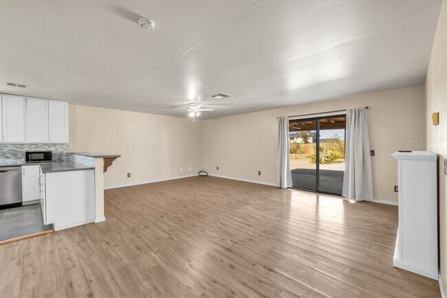 Foto del edificio - 7121 Quail Spring Ave