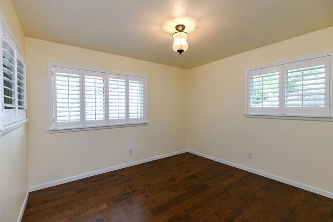 Foto del edificio - 4406-4410 Granbury TriPlex