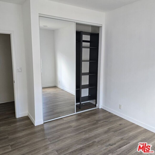 Foto del edificio - 1629 1/2 N Harvard Blvd