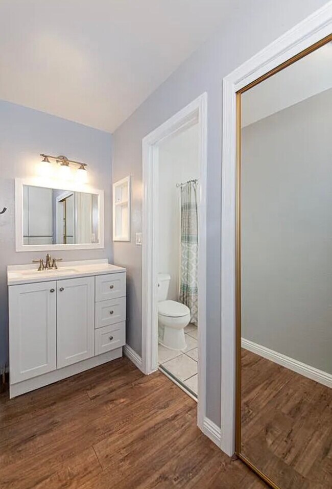 tocador de baño - 7890 E Spring St