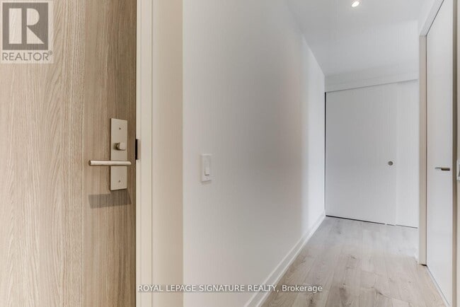 Building Photo - 161 Roehampton Ave