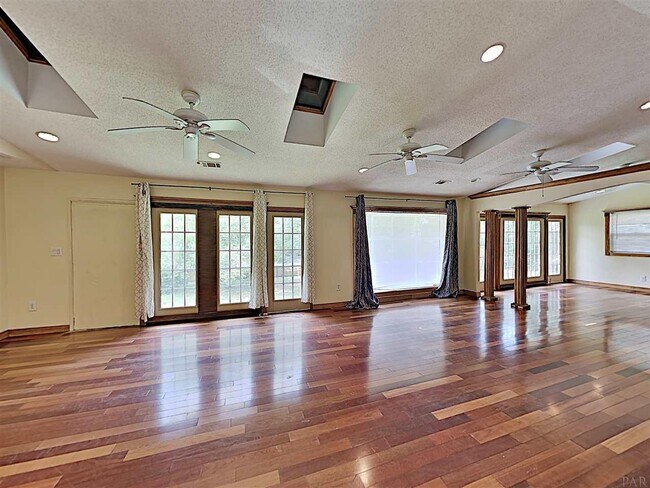 Building Photo - 4870 Peacock Dr