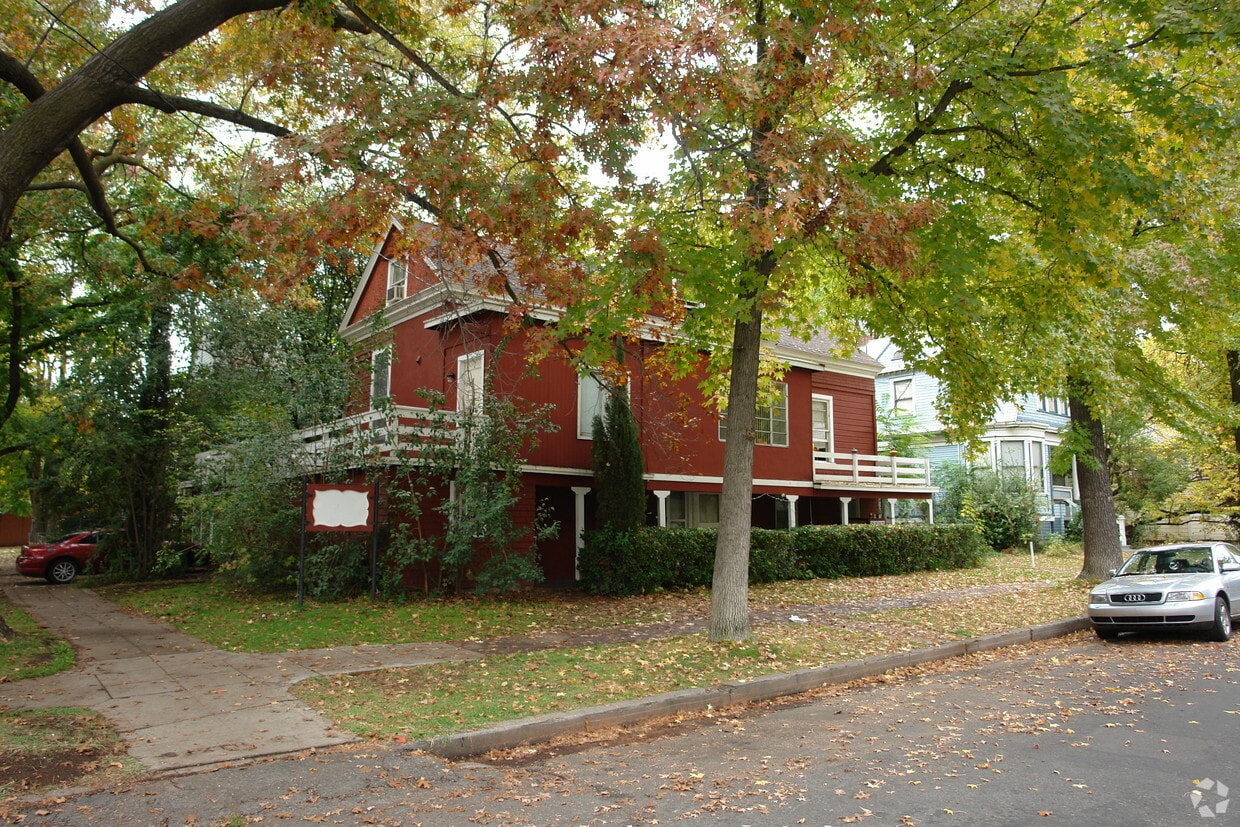 Building Photo - 742 W 6th St