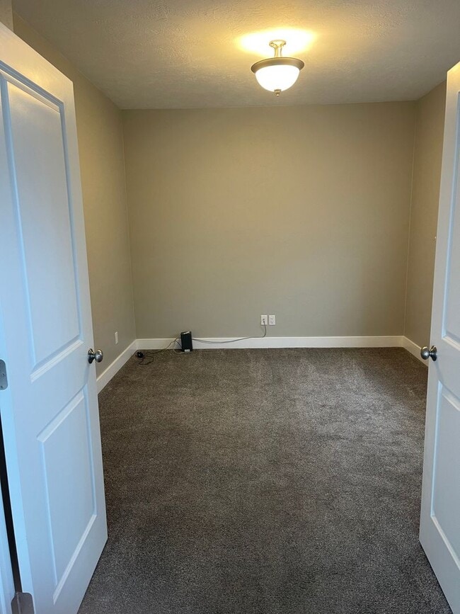 Building Photo - Beautiful Townhome