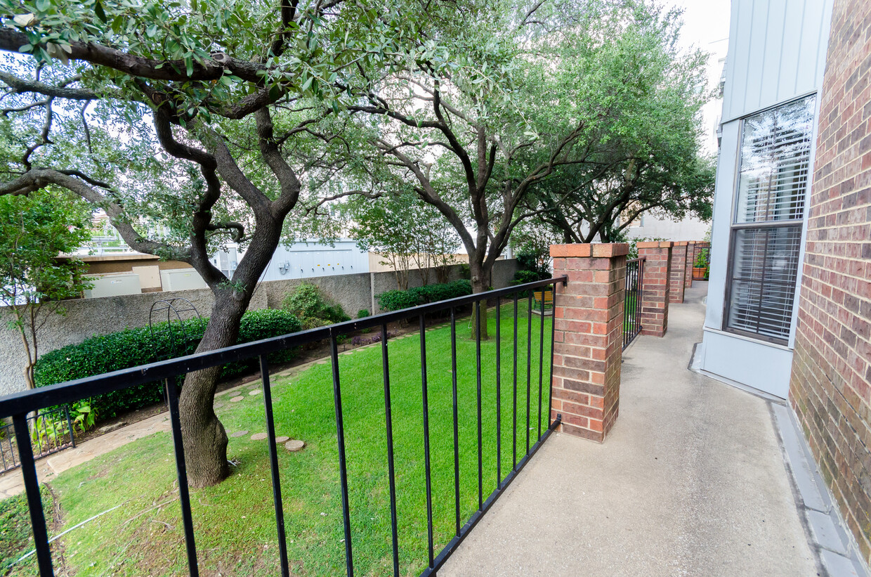 Private walkway overlooks dog park - 8610 Turtle Creek Blvd