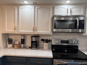 Building Photo - 3200 Port Royale Dr S