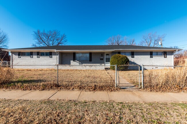Building Photo - 2711 S Glenn Ave