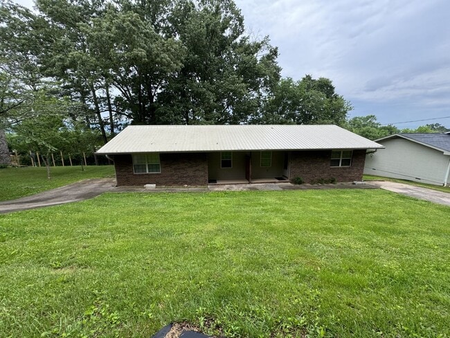 Building Photo - 2 Bed 1 Bath in Rossville w/ Huge Storage ...