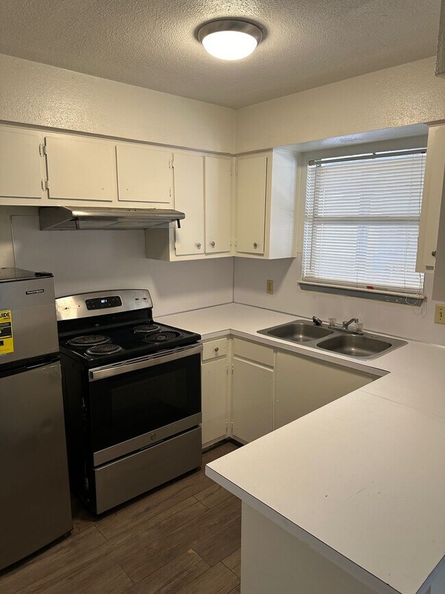 Building Photo - Studio Apartment for Rent!