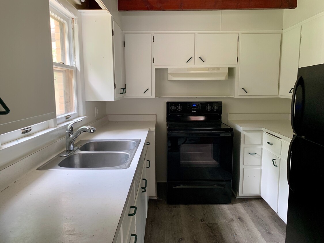 Building Photo - 132 Spring st duplex