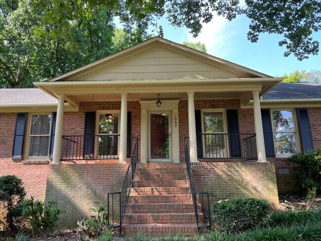 Foto del edificio - Four Bedroom Brick Home in Denver with finished basement and Seasonal Lake Views!