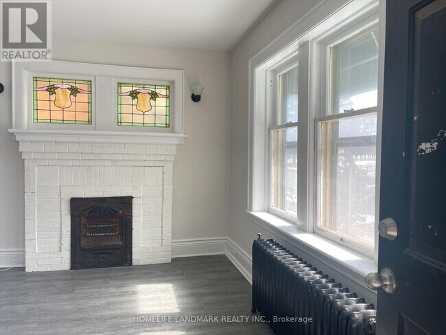 Building Photo - 987 Main St E