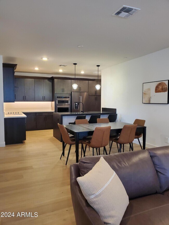 Building Photo - 11300 N Casa Dega Dr