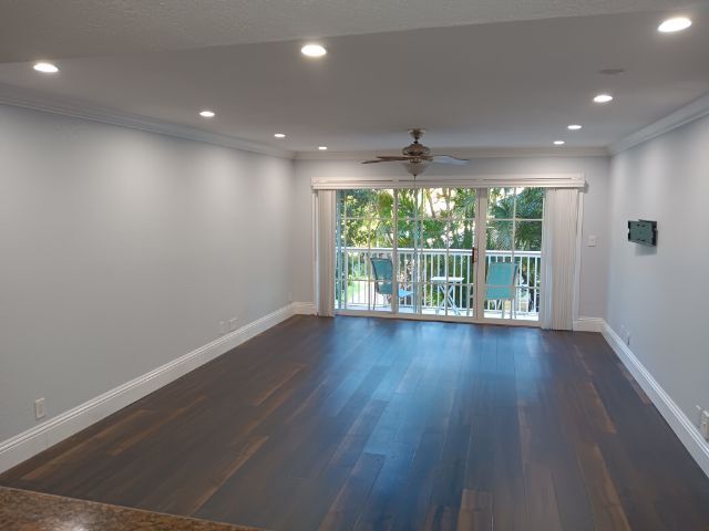 Living room w/balcony to courtyard - 1501 E Broward Blvd