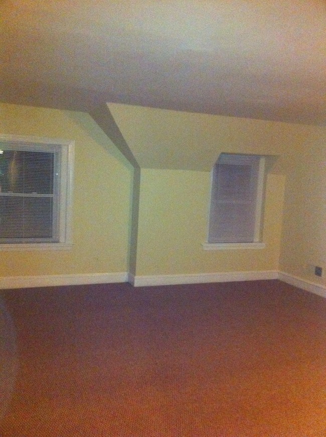Building Photo - 802 N Van Buren St