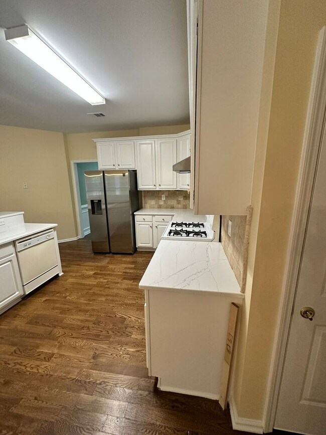 Building Photo - 420 White Rose Trce