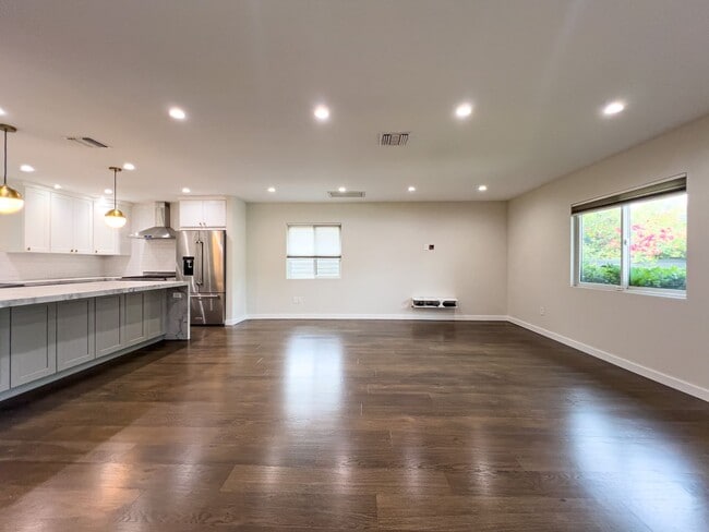 Building Photo - Pretigious 3Br Home in Valley Glen!