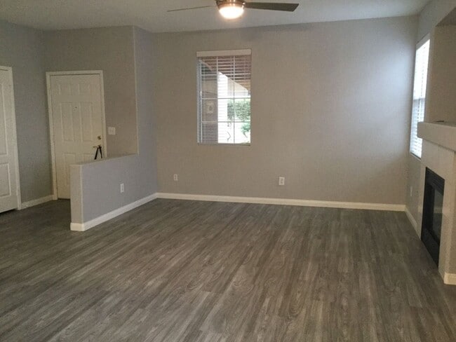 Foto del edificio - GORGEOUS CONDO IN GATED COMMUNITY NEAR SUMMERLIN