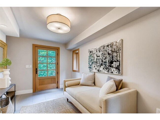 Foto del edificio - 747 Kenwood Pkwy