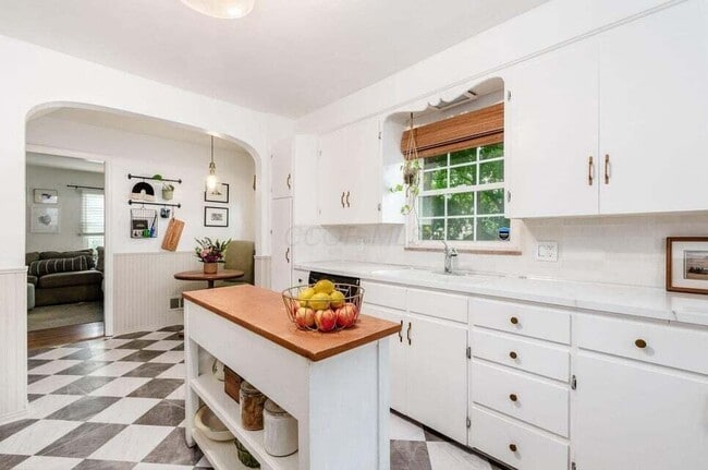 Building Photo - 532 N Drexel Ave