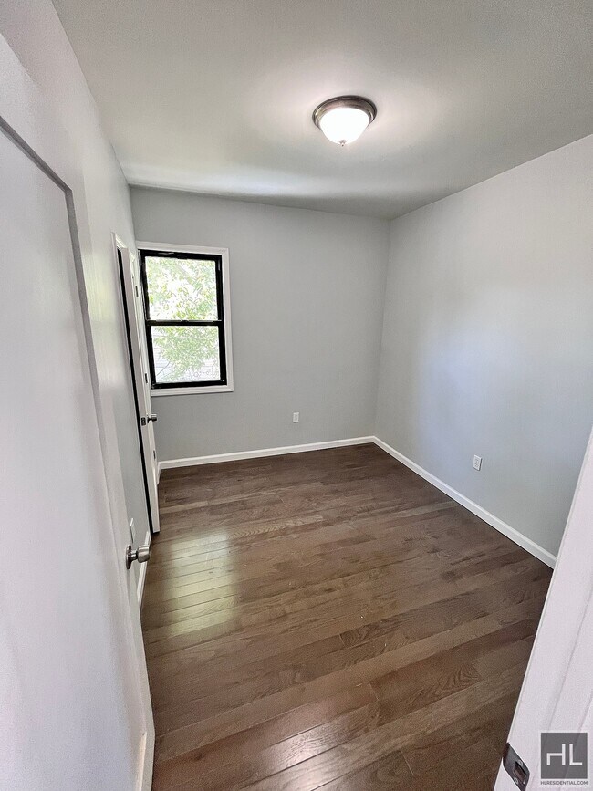 Foto del edificio - 72-21 Burchell Ave, Arverne, NY 11692, Uni...