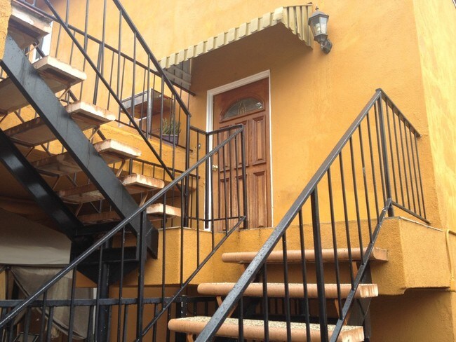 Foto del edificio - 5708 Woodman Ave