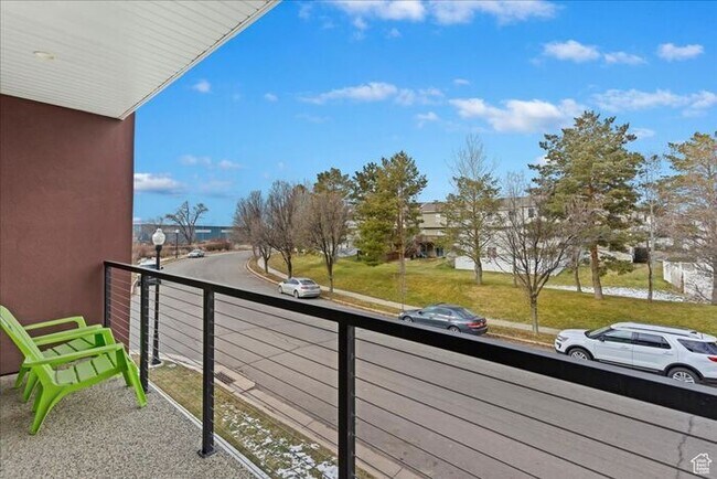 Building Photo - Modern End Unit townhouse w attached 2 car...