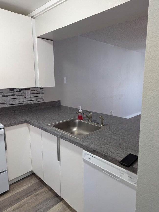 Building Photo - Nicely updated large condo