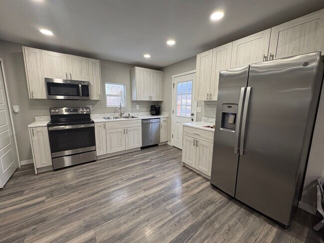 Building Photo - 3 Bed 1 Bath Home in Stratton Meadows!!!