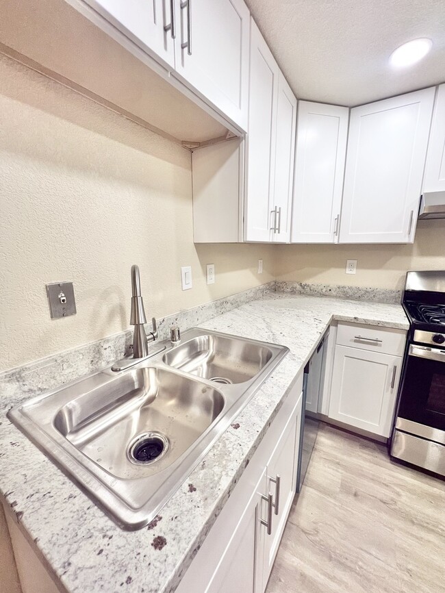 Building Photo - Stunning 2 bedroom 1 bathroom duplex in Lo...