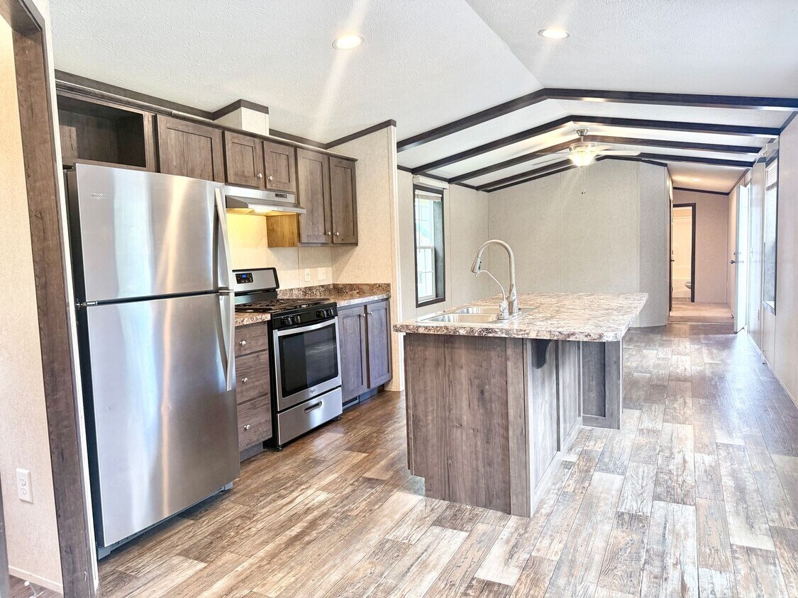Foto principal - Nearly new 3 bedroom mobile home on a big ...