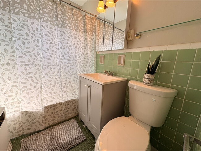 Savoy Bathroom - Savoy Apartments