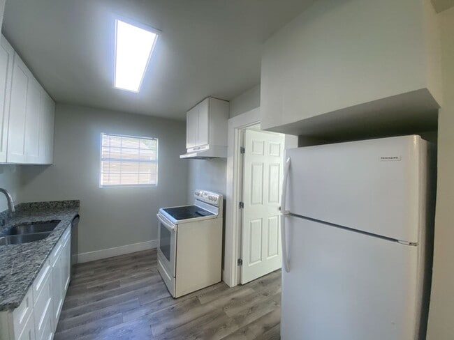Building Photo - AVAILABLE NOW 2 BD/1 BA DUPLEX FOR RENT! U...