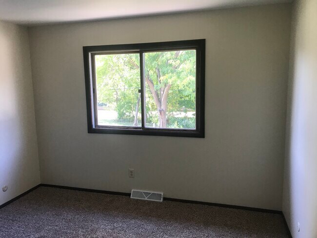 Bed Rm 2 - 614 N Elmer St