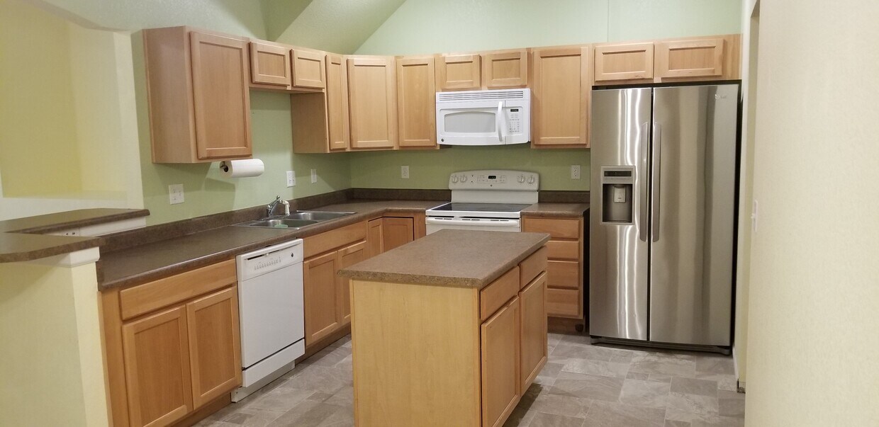 great kitchen - 6349 Orchard Park Dr