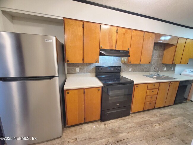 Building Photo - 1568 Hatley St W