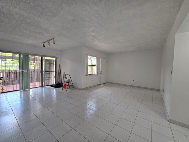 Building Photo - 685 W Park Dr