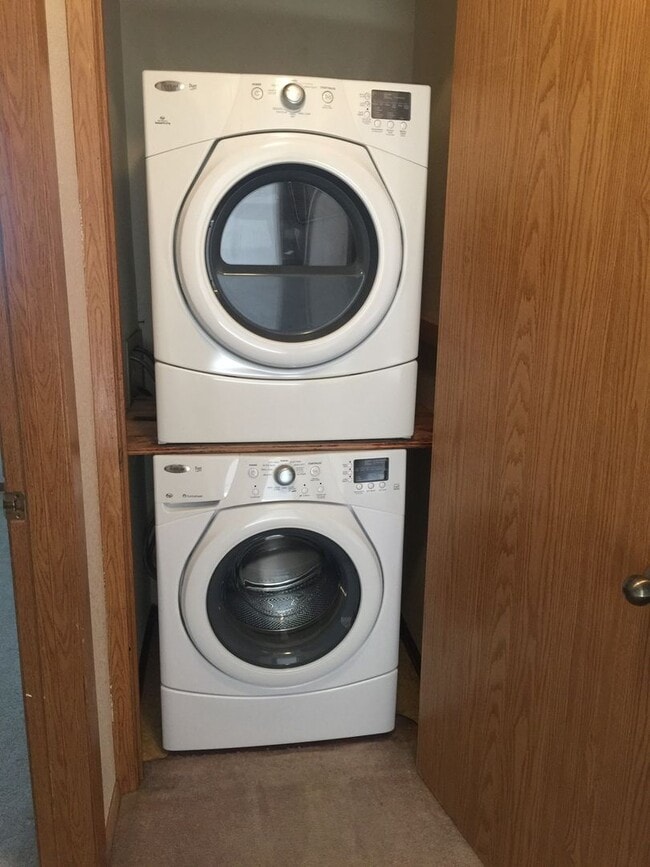 Building Photo - Great Sunny upstairs 2bed with washer&dryer