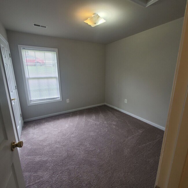 Building Photo - Easy One Level Living