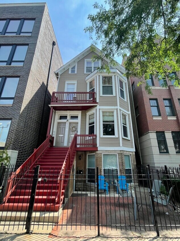 Foto principal - 3233 N Wilton Ave