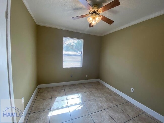 Building Photo - 137 Deerwood Ct